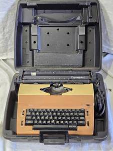 lot 178 image: Vintage Sears Commentator 1 Typewriter with Carrying Case