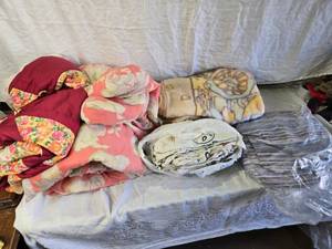 lot 187 image: Quilts, Blankets, and Sheets
