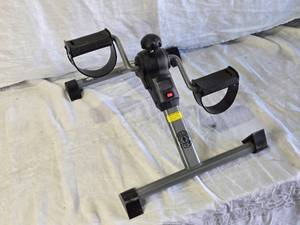 lot 211 image: Compact Under Desk Exercise Pedal Bike