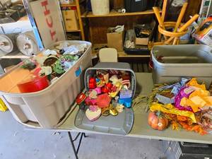 lot 223 image: Holiday and Seasonal Decor Items - 3 Totes