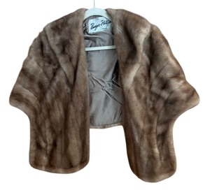 lot 94 image: Burger-Phillips Fur Shrug