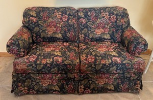 lot 17 image: Lovely Floral Loveseat  Sofa  Couch