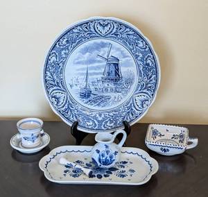 lot 89 image: Assorted Blue and White Delft Dishes