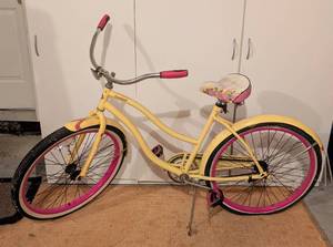 lot 119 image: Huffy Yellow and Pink Cranbrook Bicycle
