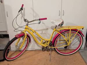 lot 118 image: Schwinn Yellow and Pink Clairmont 7 Speed Bicycle