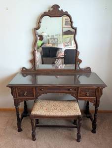 lot 4 image: Beautiful Vintage Mahogany Mirrored Vanity Set