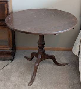 lot 112 image: Vintage Round Mahogany Accent Table