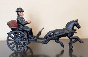 lot 68 image: Vintage Cast Iron Horse and Buggy