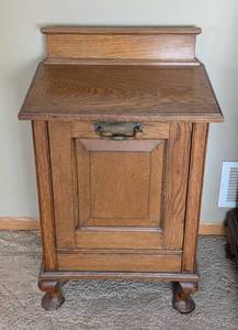 lot 27 image: Vintage Oak Coal Bin