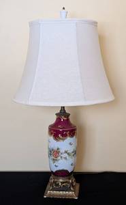 lot 28 image: Decorative Floral Table Lamp