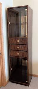 lot 19 image: Vintage Drexel Glass and Wood Cabinet
