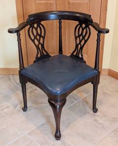 lot 22 image: Drexel Mahogany Chippendale Style Corner Chair