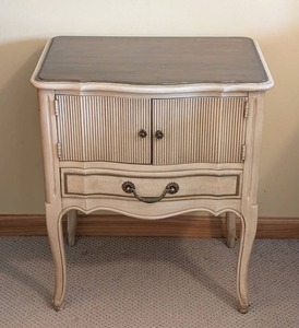 lot 26 image: Vintage Davis Cabinet Co. Bedside Table