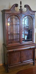 lot 7 image: Beautiful Skandia Furniture China Cabinet Hutch