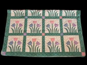 lot 75 image: Vintage Tulip Quilt