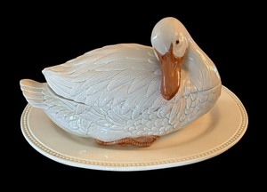 lot 149 image: Fitz & Floyd Soup Tureen with String of Pearls Platter