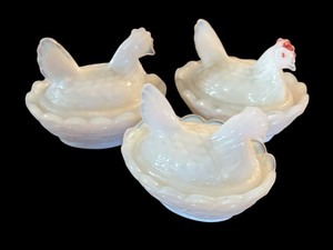 lot 151 image: Three Vintage Tiny Covered Chicken Dishes