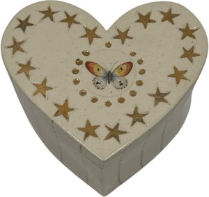 lot 83 image: VINTAGE KEEPSAKE HEART SHAPED BOX, 6 X 4