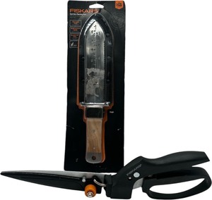 lot 431 image: FISKAR GARDEN BUNDLE HORI HORI GARDEN TOOLGRASS SHEARS