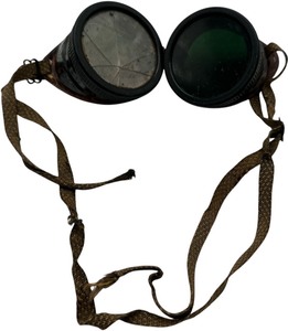 lot 153 image: VINTAGE GLENSITE EYE CUP GOGGLES