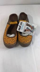lot 85 image: Womens Muk Luks Sport Sandals - Size 6, Yellow and Brown