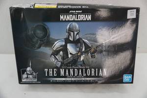 lot 21 image: Star Wars The Mandalorian 112 scale Plastic Model Kit