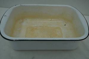 lot 24 image: vintage enamelware tub 17x1