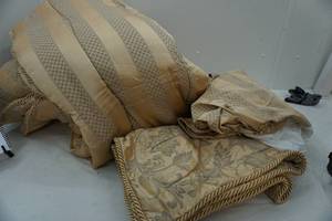 lot 32 image: King Size Bed Set embroidered gold color