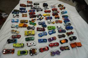 lot 91 image: Large lot of Hot Wheels and other cars. 70 cars