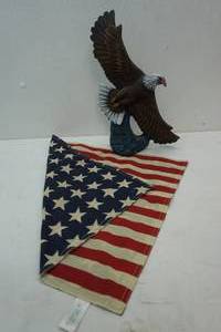 lot 105 image: Ceramic Eagle & American Flag decor cloth