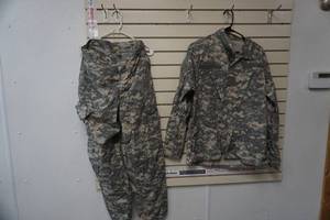 lot 169 image: Army fatigues size medium