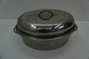 lot 200 image: large roasting pan and lid