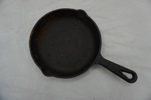 lot 204 image: cast iron pan 6.5 diameter