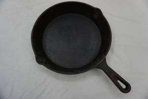 lot 206 image: cast iron pan 10.5 diameter