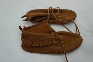 lot 236 image: Minnetonka Moccasins size 6.5