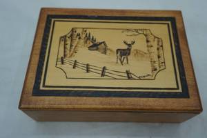 lot 238 image: Decorative Wooden Box 7x 5x2.25