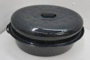 lot 248 image: 17 graniteware roaster