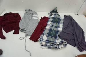lot 264 image: WomensGirls Clothing Lot