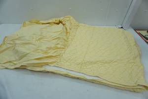 lot 282 image: Bedspread Twin Size