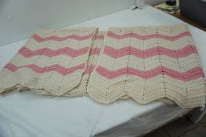 lot 283 image: Afghan- pink & white