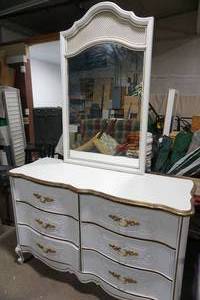 lot 324 image: Vintage dresser and mirror