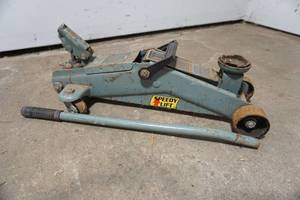 lot 331 image: Speedy lift floor jack