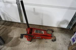 lot 335 image: Floor jack