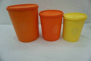 lot 369 image: Tupperware canister set