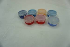 lot 372 image: Tupperware tiny measuring containers