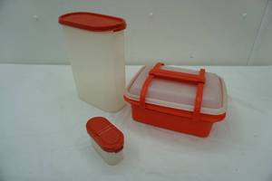 lot 380 image: Vintage Tupperware lunch keeper, spice and storage containers