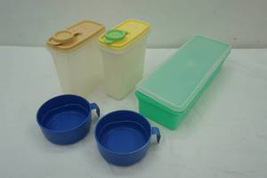 lot 385 image: Tupperware celery and veggie containers and others