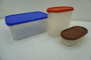 lot 387 image: Tupperware storage, 2 cups and up