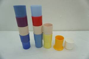 lot 388 image: Vintage Tupperware tumblers