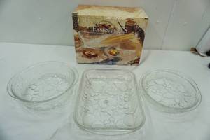 lot 416 image: Essentials Tuscany glass serving set